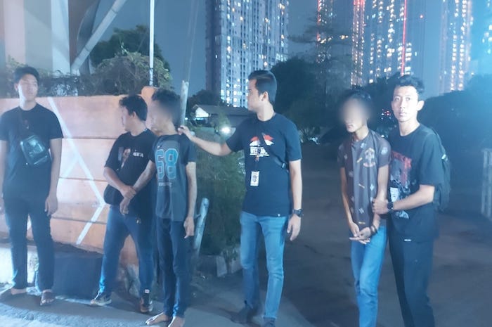 Polisi menangkap dua pelaku pemalakan dan penusukan terhadap sopir truk di Tomang, Jakarta Barat. (Istimewa) - Image