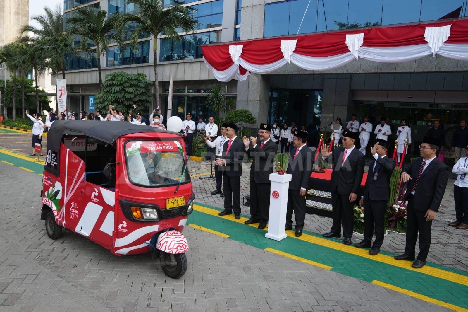 PGN dan PT Gagas Energi Indonesia menggelar kegiatan promo Bajaj Gas Bumi Spesial Kemerdekaan. (Dok. PGN) - Image
