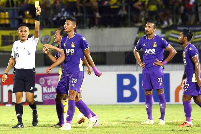 DIANGGAP TAK CAKAP: Wasit Bangkit Sanjaya kerap mendapat protes dari pemain dan tim pelatih Persik Kediri saat pertandingan melawan tuan rumah Barito Putera di Stadion Demang Lehman (19/8). - Image