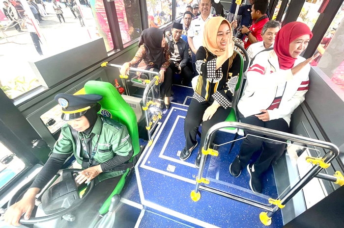 RUTE BARU: Gubernur Khofifah Indar Parawansa saat menaiki bus Trans Jatim koridor II yang diluncurkan di Terminal Kertajaya, Mojokerto, Minggu (20/8). - Image