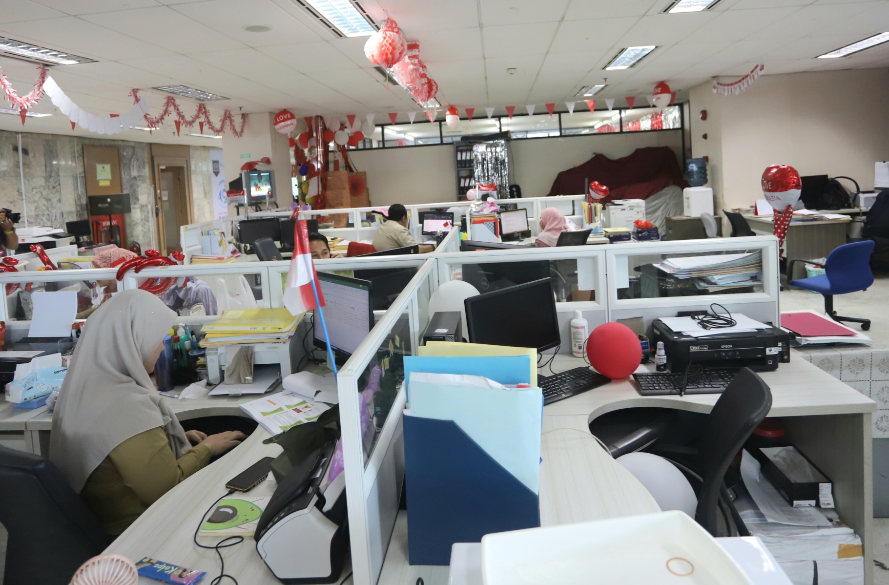 Karyawan Badan Kepegawaian Daerah (PNS-BKD) Pemprov DKI atau ASN Jakarta beraktivitas di kompleks Balai Kota DKI Jakarta, Jakarta, Senin (21/8/2023). - Image