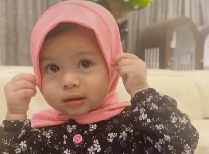 Ameena memakai hijab. - Image