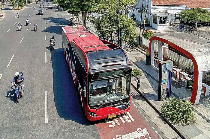 TIDAK DIPISAH: Suroboyo Bus melintas di Jalan Urip Sumoharjo kemarin (21/8). Pakar mengusulkan untuk membuat lajur khusus angkutan agar waktu tempuh menjadi semakin cepat. - Image