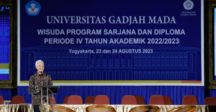 Gubernur Jateng Ganjar Pranowo saat memberikan pembekalan kepada para calon wisudawan sarjana dan diploma Universitas Gadjah Mada UGM di Auditorium Graha Sabha Pramana UGM, Kabupaten Sleman, DIY. - Image