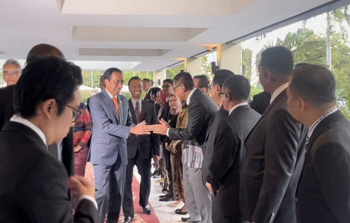Direktur Utama PLN, Darmawan Prasodjo menyambut Presiden RI Joko Widodo yang baru tiba di Dar es Salaam, Tanzania pada Senin (21/8). - Image