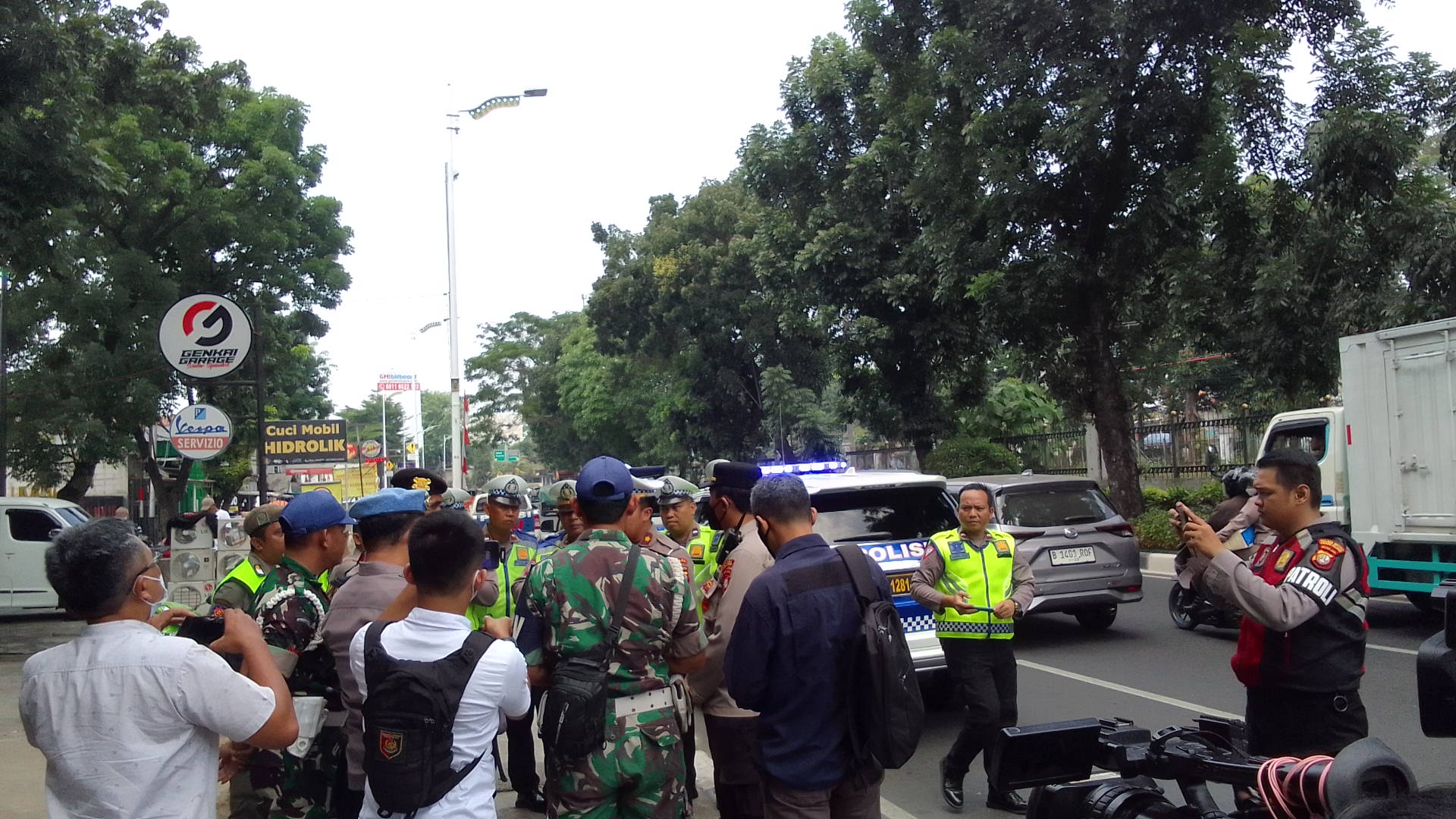 Kondisi terkini pada Rabu (23/8) di Jalan Raya Lenteng Agung, Jagakarsa, Jakarta Selatan, TKP kecelakaan truk tabrak sepeda motor yang melawan arah yang terjadi pada Selasa (22/8). - Image