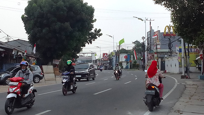 Pengendara motor lawan arah di Jalan Raya Lenteng Agung, Jagakarsa, Jakarta Selatan - Image