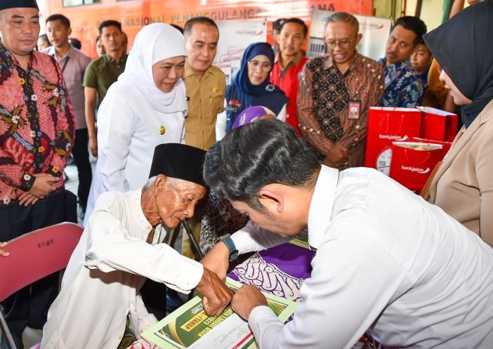 Gubernur Khofifah Indar Parawansa salurkan bansos bagi penerima manfaat PKH Plus di Kabupaten Bangkalan. - Image