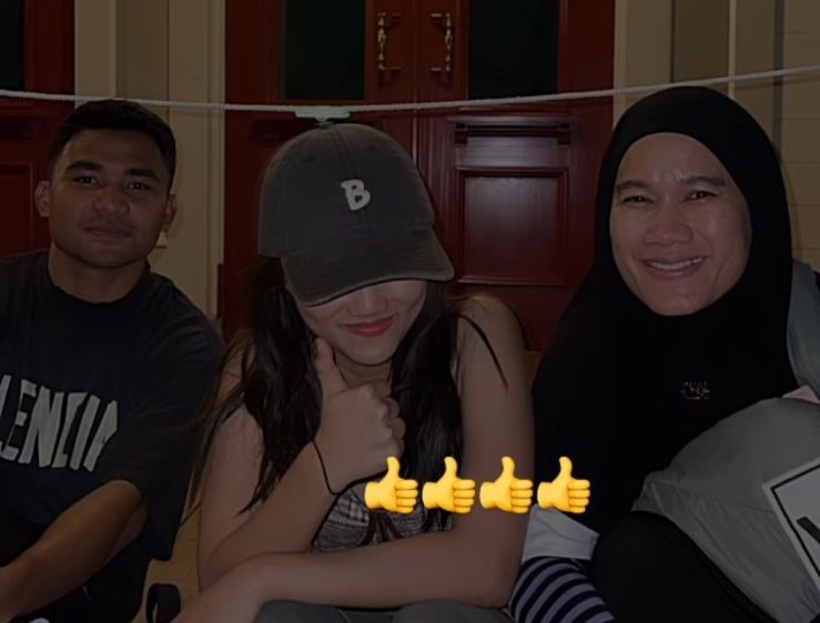 Fuji duduk berdampingan dengan pesepak bola Asnawi Mangkualam. - Image