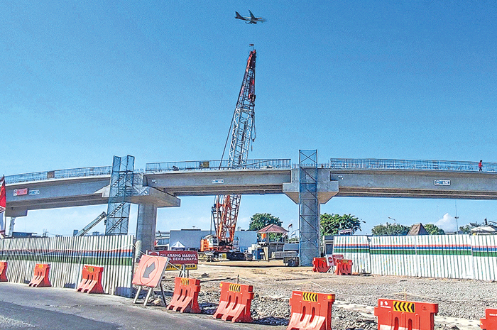 MEGAH: Potret flyover Aloha, Sidoarjo, kemarin (22/8). Rencana penutupan Jalan Raya Waru untuk pemasangan girder flyover Aloha yang dijadwalkan tanggal 24–26 Agustus sementara diundur. - Image