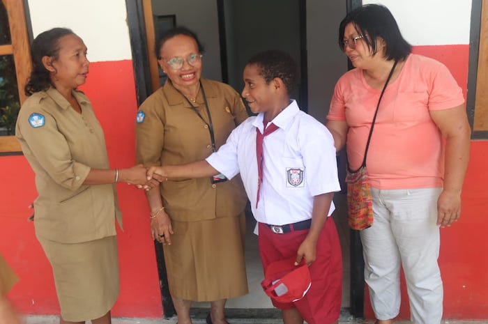 Salmon Tepmul (berseragam sekolah), salah satu warga Distrik Kiwirok yang menjadi korban serangan KKB kini sudah bisa bersekolah lagi. (Istimewa) - Image