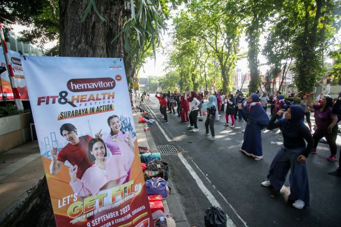 Anggota komunitas Zumba CFD Mercure Surabaya ikut zumba bareng di Jalan Darmo depan Hotel Mercure, pre event hemaviton Fit And Health Festival 2023. - Image