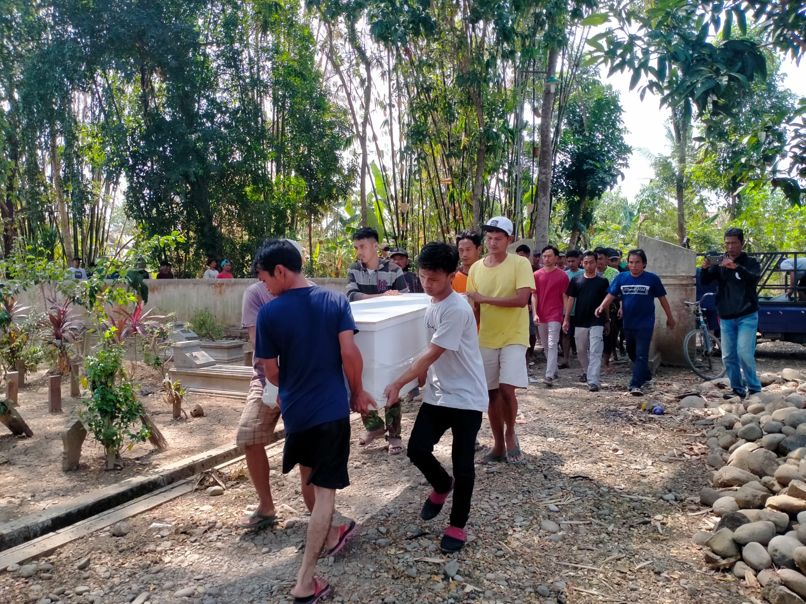 Jenazah Rika Indriyani (kanan) dimakamkan di Desa Bulakpelem, Sragi, Pekalongan, kemarin (23/8). - Image