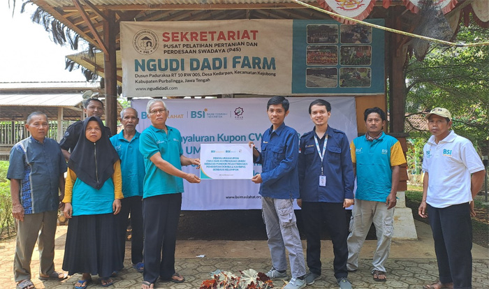 BSI Maslahat salurkan hasil investasi dana wakaf CWLS SWR 003 untuk UMKM, salah satunya Kelompok Ternak Ngudi Dadi Purbalingga sebanyak 25 peternak. - Image
