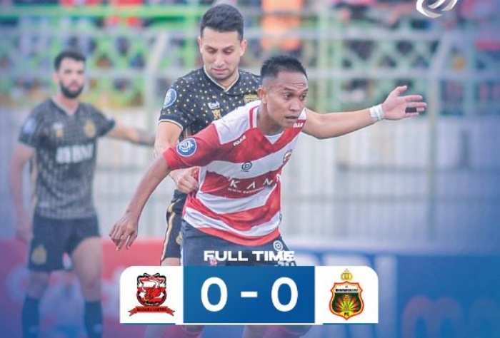 Madura United harus puas berbagi angka satu dengan tamunya, Bhayangkara FC setelah bermain imbang tanpa gol di Stadion Gelora Bangkalan, Jumat (25/8) sore. (twitter liga 1) - Image