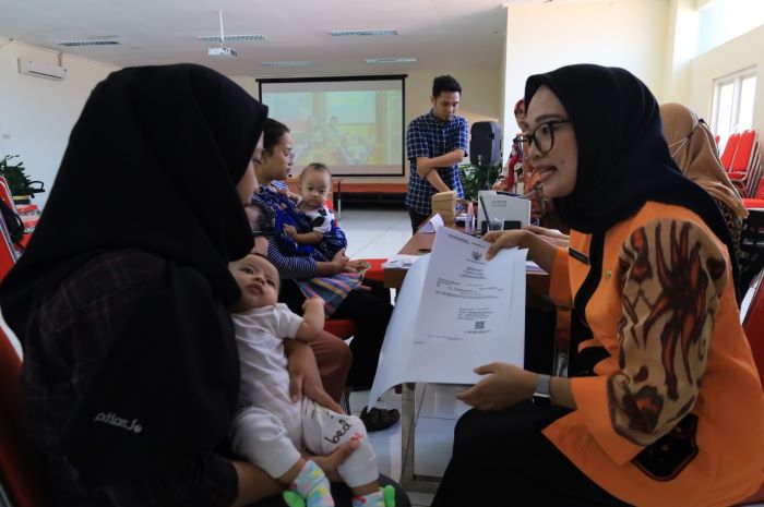 Kemensos bersama Pemkot Surabaya dan BPJS gelar pendampingan registrasi NIK bayi baru lahir pada aplikasi SIKS-NG di kantor Dinsos Surabaya. - Image