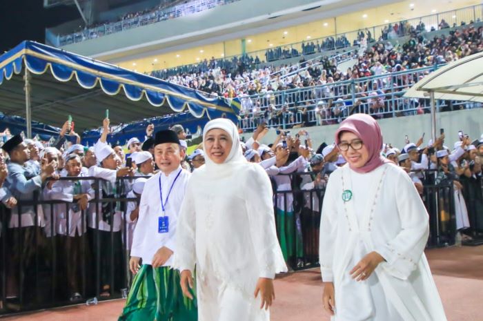 Gubernur Jawa Timur Khofifah Indar Parawansa menghadiri Tabligh Akbar bersama Al-Habib Umar bin Hafidz di Stadion Gelora Joko Samudro, Gresik. - Image