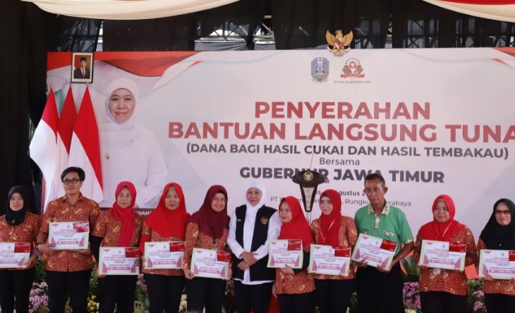 Gubernur Jawa Timur Khofifah Indar Parawansa serahkan BLT DBHCHT di fasilitas produksi Sampoerna Rungkut 2 Surabaya. - Image