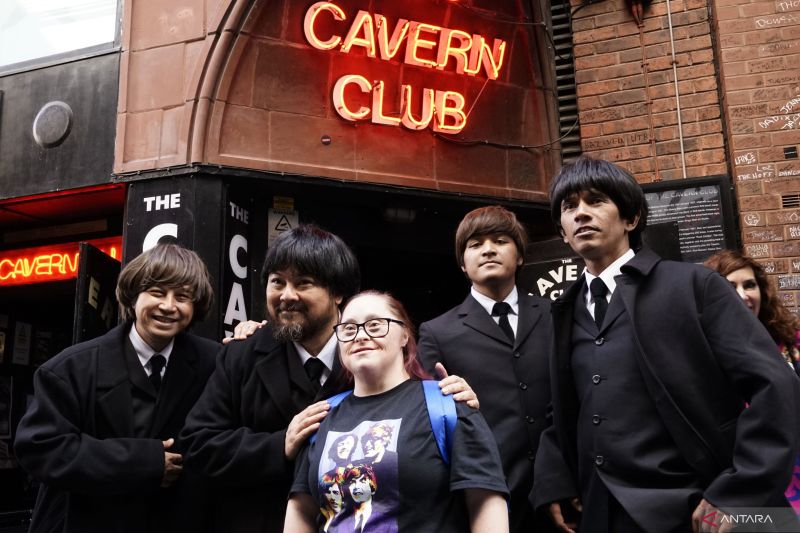 Grup band G-Pluck berpose bersama salah satu penggemar bernama Paula usai tampil di Cavern Club Front pada gelaran Liverpool International Beatleweek Festival 2023, Inggris Raya, Kamis (24/8/2023). - Image