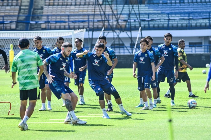 Persiapan intensif dilakukan Persib Bandung jelang menghadapi RANS Nusantara FC di GBLA, Sabtu (26/8) malam. - Image