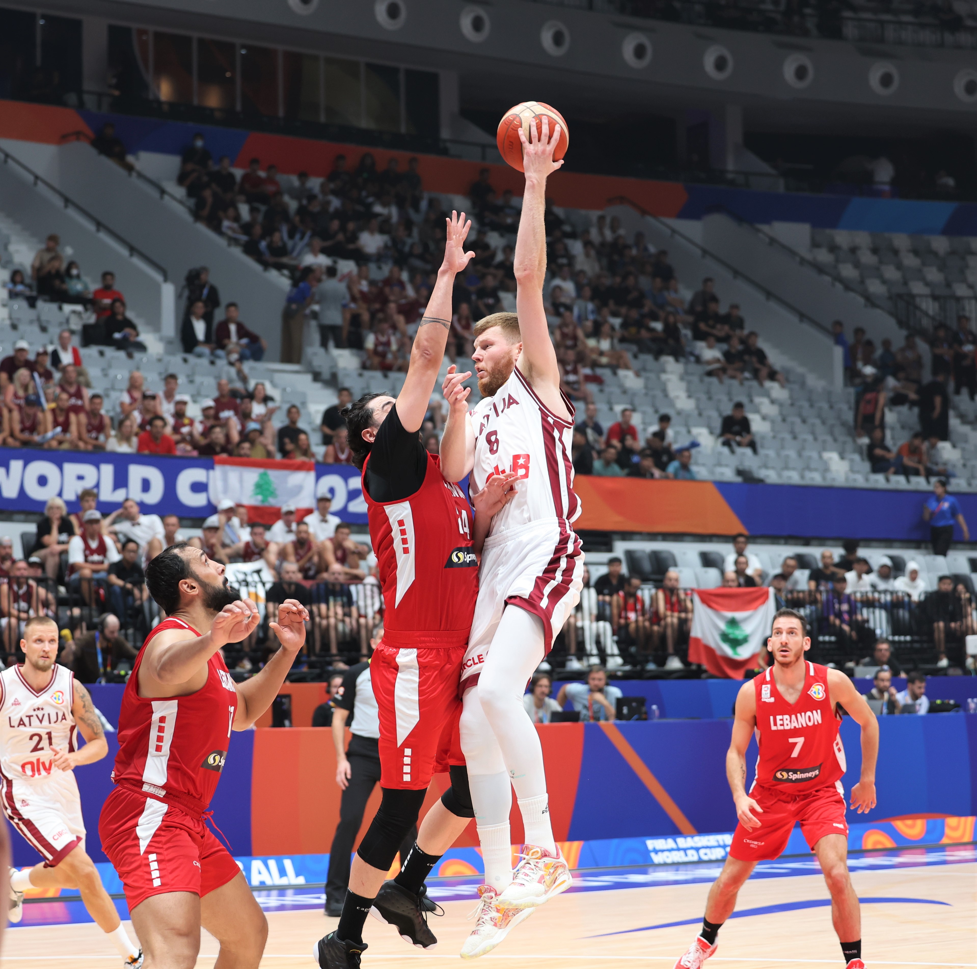 : Davis Bertans (dua dari kanan) yang bermain untuk tim NBA Oklahoma City Thunder menjadi pendulang poin bagi Latvia kemarin. - Image