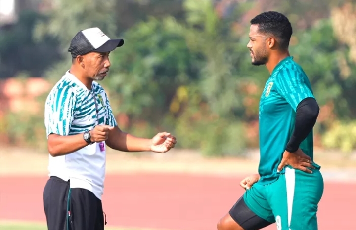 Uston Nawawi belum bisa memainkan Paulo Victor di lini depan Persebaya karena masih pemulihan cedera. (Dok JawaPos.com) - Image