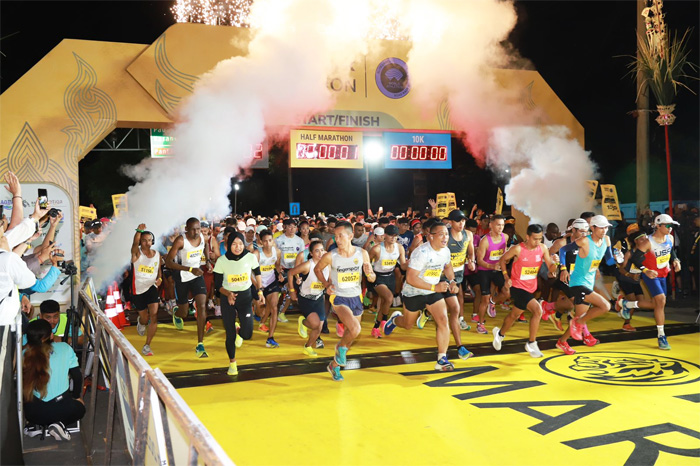 PT Bank Maybank Indonesia Tbk (Maybank Indonesia) menggelar Maybank Marathon dengan lokasi start dan finish di Bali Safari & Marine Park, Gianyar, Bali, Minggu (27/8). - Image