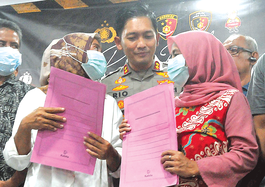 SETELAH TES DNA: Kapolres Bogor AKBP Rio Wahyu Anggoro (tengah) saat mediasi keluarga bayi yang tertukar di Mapolres Bogor, Cibinong, Kabupaten Bogor, Jumat (25/8). - Image