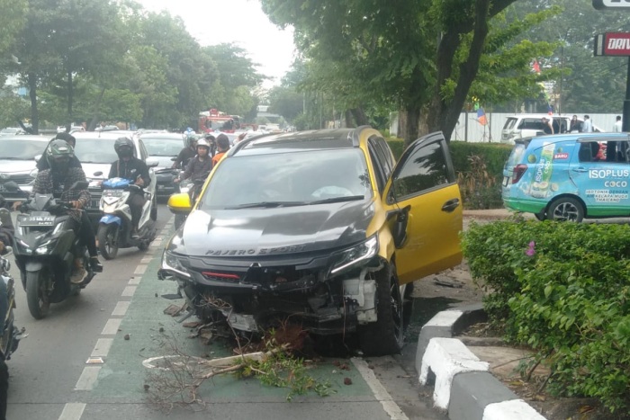 Dua mobil mengalami kecelakaan lalu lintas di Jalan S. Parman depan KFC, Palmerah, Jakarta Barat. (Polres Metro Jakarta Barat) - Image