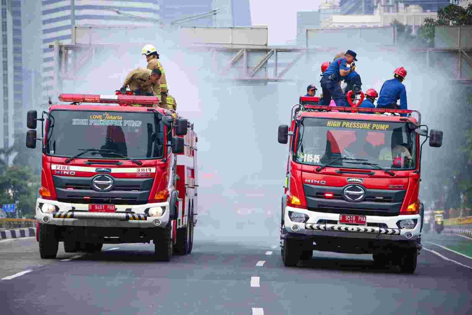 Mobil pemadam kebakaran menyiram jalan protokol untuk mengurangi polusi udara. (Diskominfotik Pemprov DKI Jakarta ) - Image