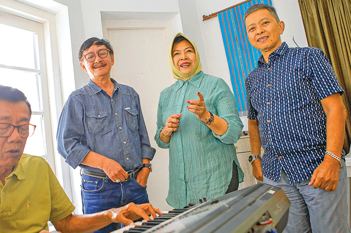 NOSTALGIA: Mulai dua dari kiri, drg Irfandi Doelyat, Lembah Setyowati, dan drg Edward Syah Amir bernyanyi bersama komunitas Alas (Arek Lawas Surabaya) di Omah Sae Surabaya Kamis (24/8). - Image