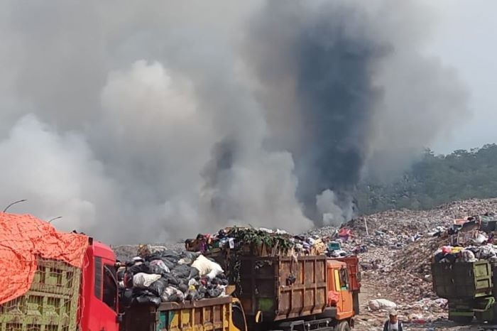 Situasi kebakaran TPA Sarimukti, Kabupaten Bandung Barat, yang sudah terjadi beberapa hari terakhir. - Image