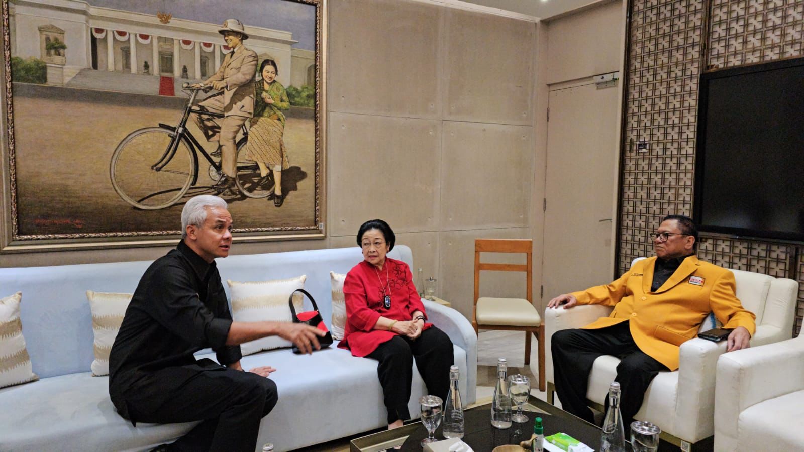 Ketua Umum DPP PDIP Megawati Soekarnoputri didampingi bakal capres PDIP Ganjar Pranowo menerima kunjungan Ketua Umum Partai Hanura Oesman Sapta Odang (OSO). (Istimewa) - Image