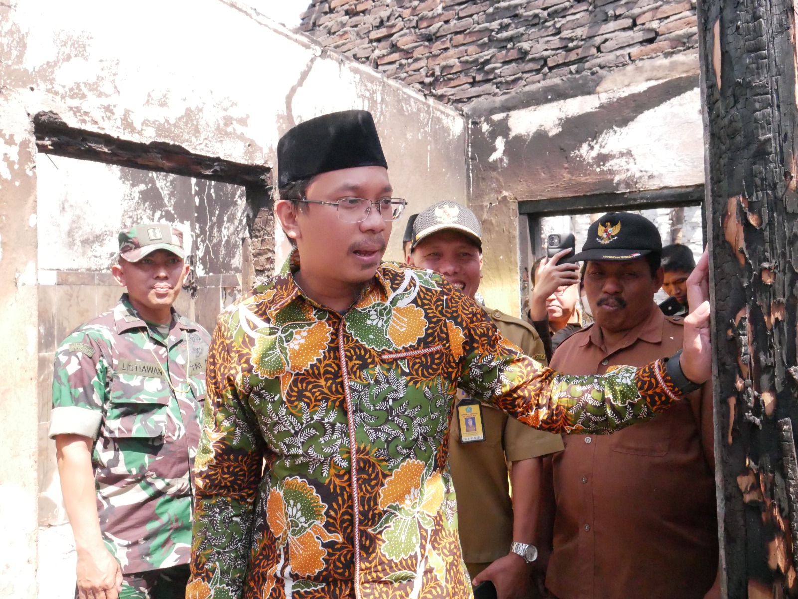 Bupati Sidoarjo sidak rumah warga Kecamatan Tarik yang terbakar. - Image