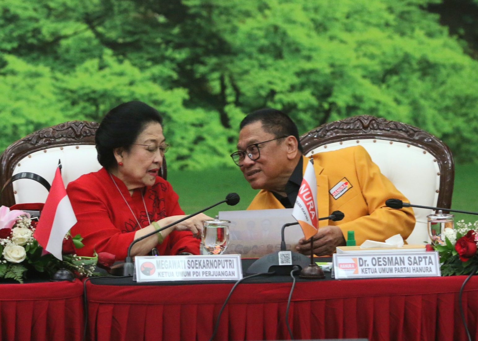 Ketua Umum PDI Perjuangan Megawati Soekarno Putri berbincang dengan Ketum Partai Hanura Oesman Sapta Ondang saat pertemuan politik di Kantor PDIP, Jakarta. - Image