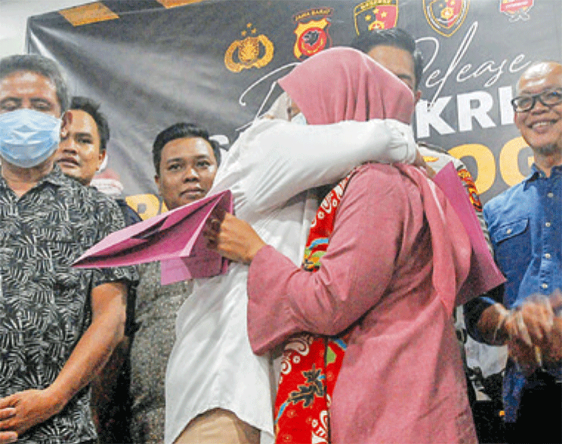 BERDASAR TES DNA: Siti Mauliah (kiri) berpelukan dengan D di Polres Bogor (25/8). - Image