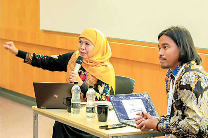 PRESENTASI: Gubernur Khofifah Indar Parawansa saat menyampaikan materi dalam kuliah umum di Coates Auditorium, Nottingham University, Inggris, kemarin (27/8). - Image