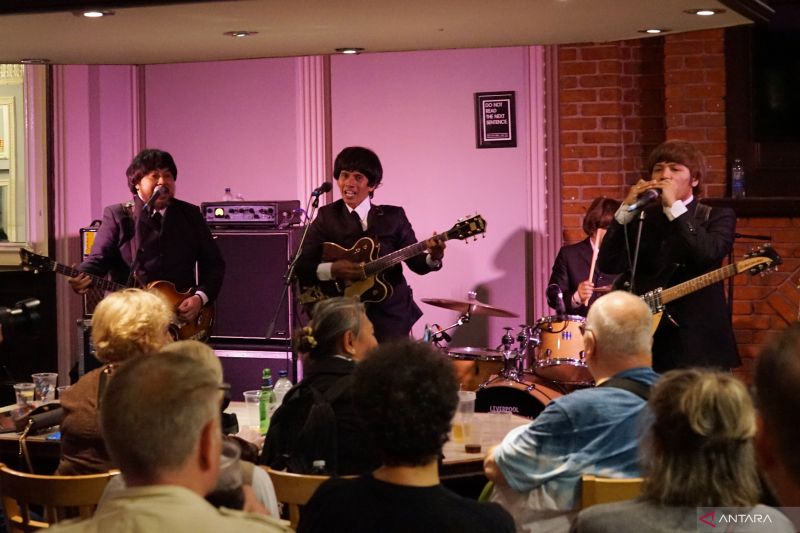 G-Pluck mendulang apresiasi meriah dari para pencinta musik The Beatles yang memadati Wave Bar Adelphi Hotel, Liverpool Inggris Raya, Minggu (27/8/2023). ANTARA/Ahmad Faishal - Image