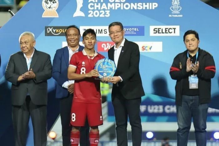 Arkhan Fikri saat menerima penghargaan sebagai Pemain Terbaik Piala AFF U-23 2023. (Instagram/@arkhanfikri) - Image