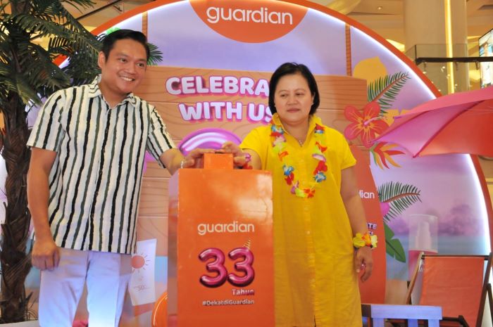 Head of Marketing Guardian Indonesia Malvin Tarigan dan Head of Operation Guardian Indonesia Linda Tjendana membuka Guardians Anniversary ke-33 di Tunjungan Plaza Surabaya, Senin (28/8). - Image