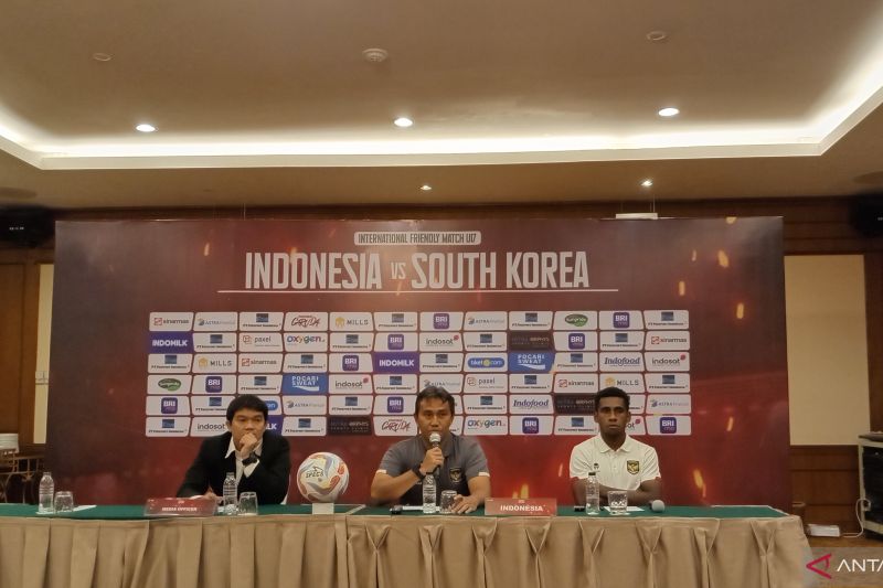 Pelatih timnas U-17 Bima Sakti (tengah) menjawab pertanyaan pewarta pada konferensi pers menjelang pertandingan uji coba melawan Korea Selatan, di Hotel Sultan, Jakarta, Selasa (29/8/2023). - Image