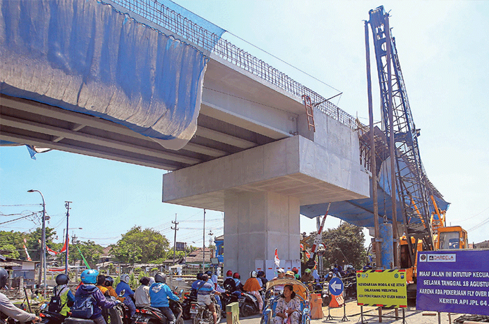 BERDIRI MEGAH: Kondisi terakhir flyover Krian kemarin (28/8). Pembangunan fisik telah mencapai 83 persen. - Image