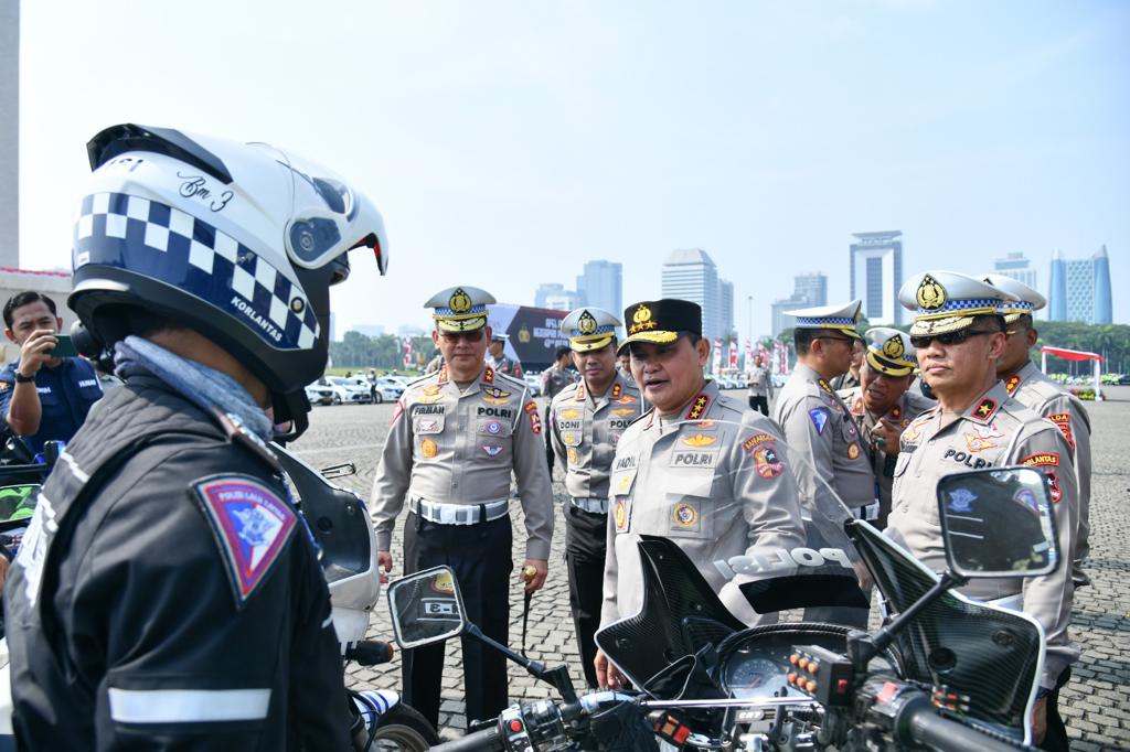 Kabarhakam Polri Komjen Pol Fadil Imran didampingi Kakorlantas Polri Irjen Pol Firman Shantyabudi memimpin Apel Pengecekan Kesiapan Pamwal Rolakir 43rd Asean Summit di Lapangan Silang Barat Monas. - Image