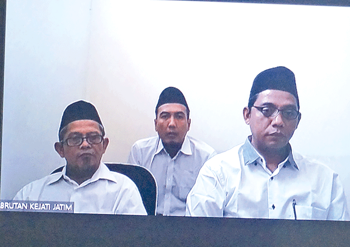 PROSES HUKUM LAGI: Dari kiri, hakim Arwana, terdakwa Endang Kumoro, Misdianto, dan Achmad Purwanto menjalani sidang perdana di Pengadilan Tipikor Surabaya. - Image