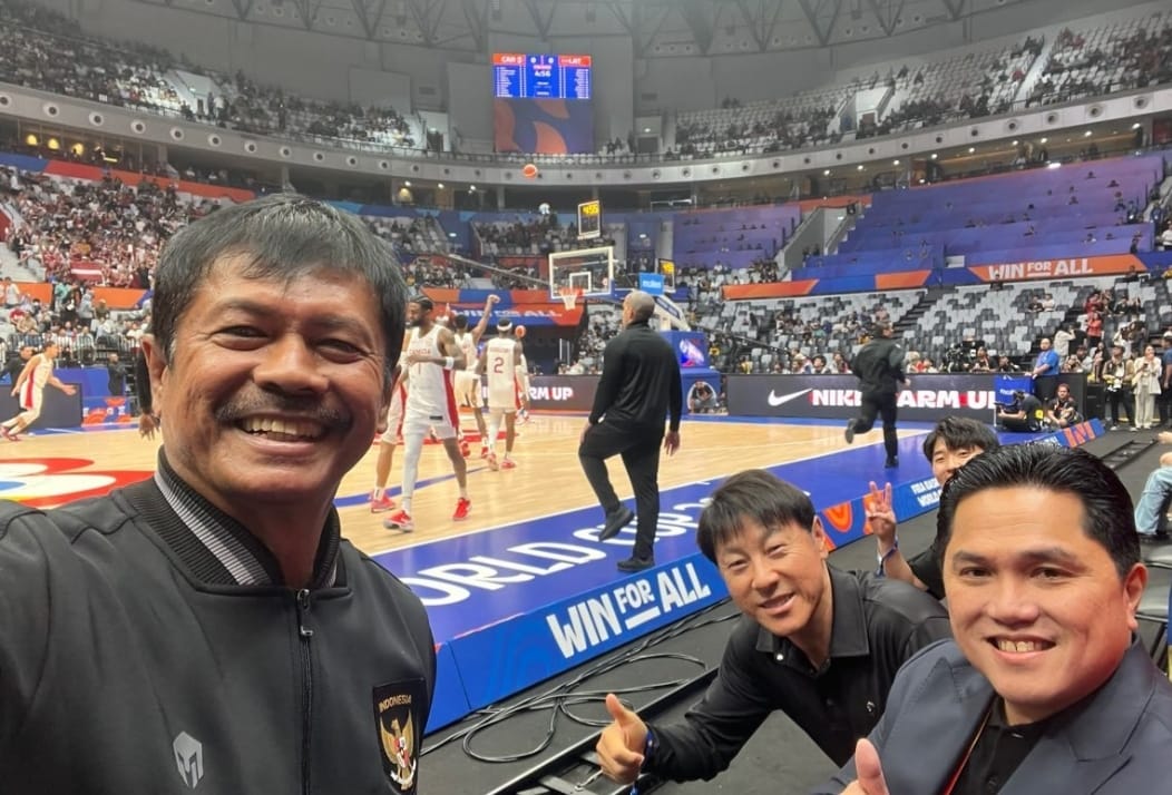 Dari kiri, Indra Sjafri, Shin Tae-yong, dan Erick Thohir saat menyaksikan laga Piala Dunia FIBA 2023 di Indonesia Arena - Image