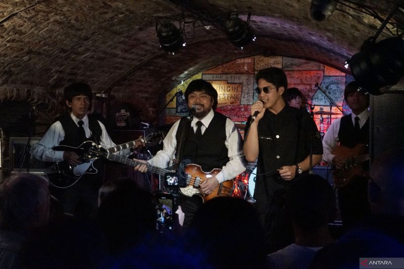 Band G-Pluck bersama El Rumi tampil membawakan lagu "I Saw Her Standing There" dan "All My Loving" di panggung Cavern Club Front gelaran Liverpool International Beatleweek Festival 2023, Selasa (29/8) - Image