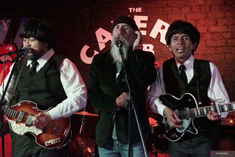 G-Pluck tampil bersama musisi jalanan Liverpool bernama Paul (tengah) di panggung Cavern Pub gelaran Liverpool International Beatleweek Festival 2023, Selasa (29/8). (ANTARA/Ahmad Faishal) - Image