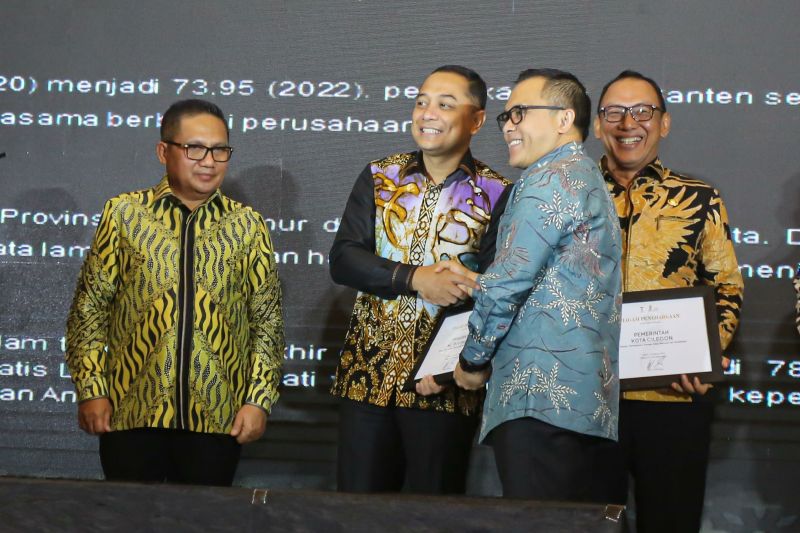 Wali Kota Surabaya Eri Cahyadi menerima penghargaan "Apresiasi Tokoh Indonesia" di Jakarta pada Kamis (30/8). - Image