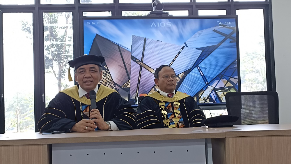 Rektor Universitas Islam Internasional Indonesia (UIII) Prof Komaruddin Hidayat (kanan) di kampus UIII Depok, bicara soal skripsi tak lagi wajib sebagai syarat lulus kuliah. - Image