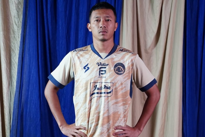 Jersey ketiga Arema FC musim ini. Jersey yang didominasi warna emas itu melambangkan keberanian Singo Edan menghadapi tantangan di Liga 1. - Image